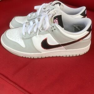 Nike Dunk Low SE (GS) Sneakers